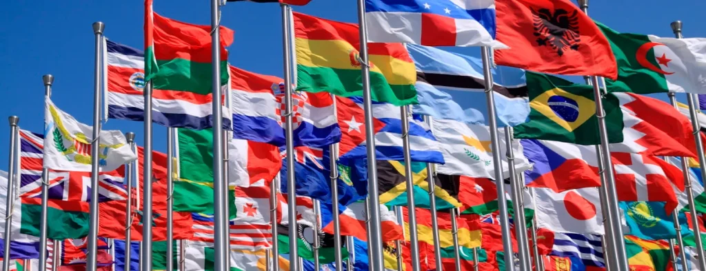 Πίσω από τα σχήματα και τα χρώματα: Η ιστορία που κρύβεται στις σημαίες διάφορων κρατών