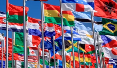 Πίσω από τα σχήματα και τα χρώματα: Η ιστορία που κρύβεται στις σημαίες διάφορων κρατών