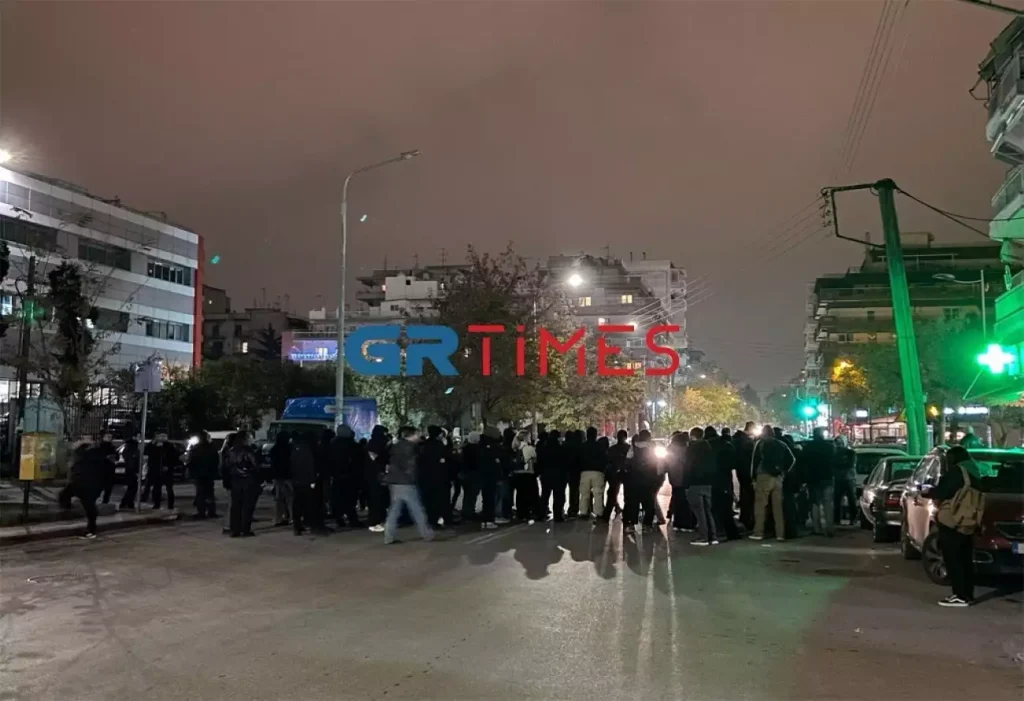 Θεσσαλονίκη: Συγκέντρωση αντιεξουσιαστών στο Ιπποκράτειο για τον 16χρονο Ρομά (βίντεο)