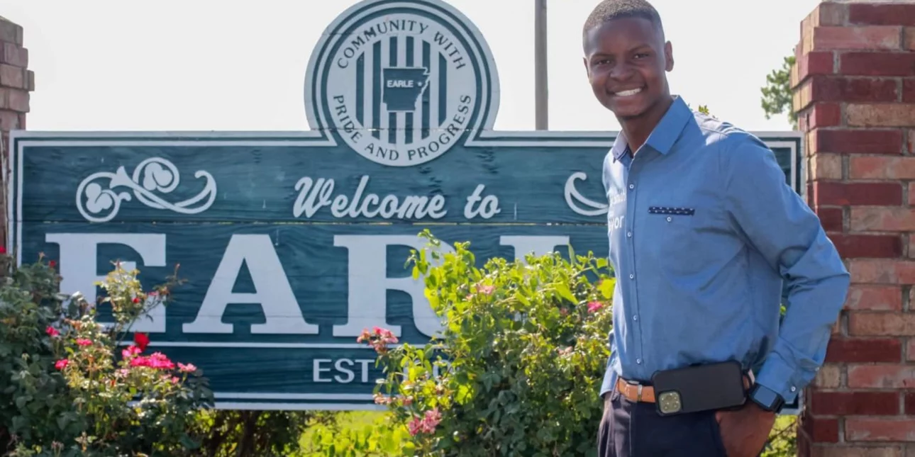 ΗΠΑ: Πρώτος 18χρονος μαύρος δήμαρχος που εκλέγεται στις ΗΠΑ – Σε κωμόπολη του Αρκάνσας (φωτό)