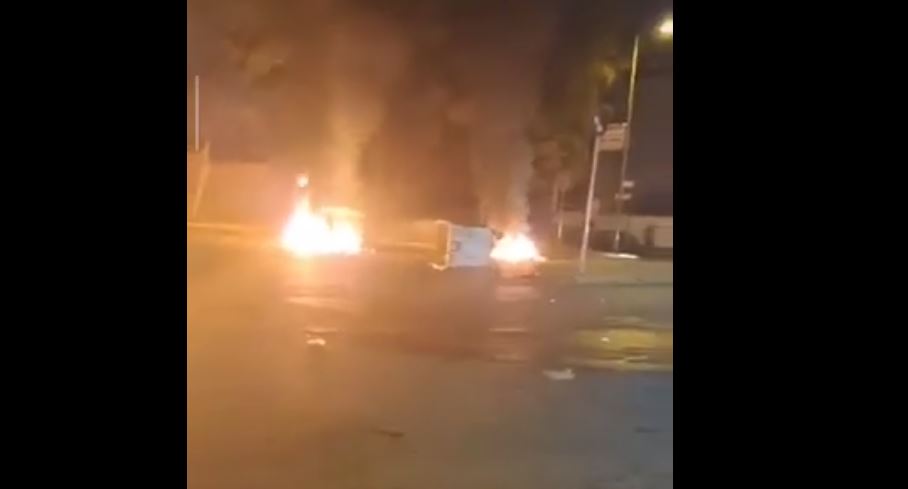 Νέα επεισόδια στο Σχιστό Κορυδαλλού από Ρομά – Έχουν ανάψει φωτιές και πετούν αντικείμενα στους αστυνομικούς (upd)