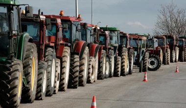 Αγρότες: Στήνουν μπλόκο με τρακτέρ σε κόμβο της Καρδίτσας – Τα αιτήματά τους