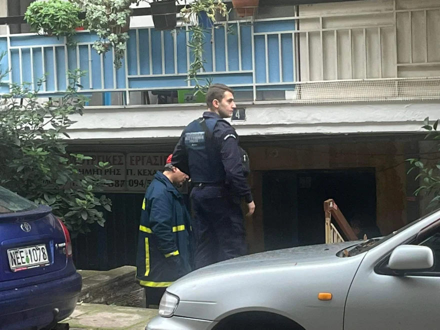 Θεσσαλονίκη: «Ήταν σαν να έγινε έκρηξη» λέει ένοικος της πολυκατοικίας για τον νεαρό που σκοτώθηκε σε φωταγωγό