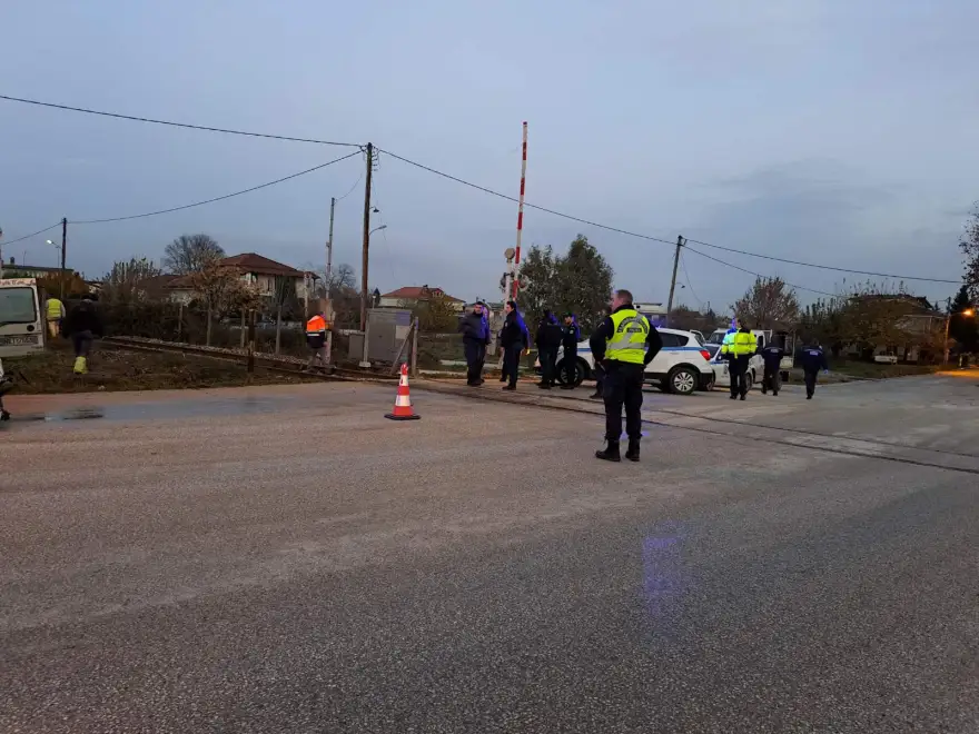 Τρένο παρέσυρε αυτοκίνητο στα Τρίκαλα – Σώοι οι επιβάτες (φωτο)