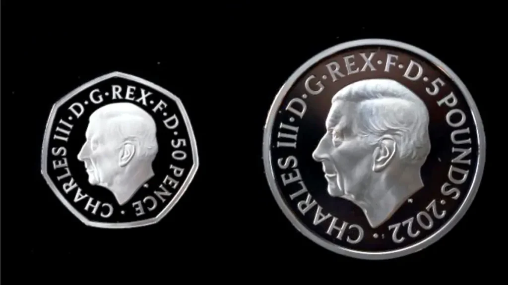 Βρετανία: Κυκλοφορούν σήμερα τα πρώτα νομίσματα με το πορτρέτο του βασιλιά Καρόλου