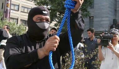 Iράν: Διαδηλωτής τραυμάτισε με μαχαίρι μέλος των δυνάμεων της τάξης και εκτελέστηκε