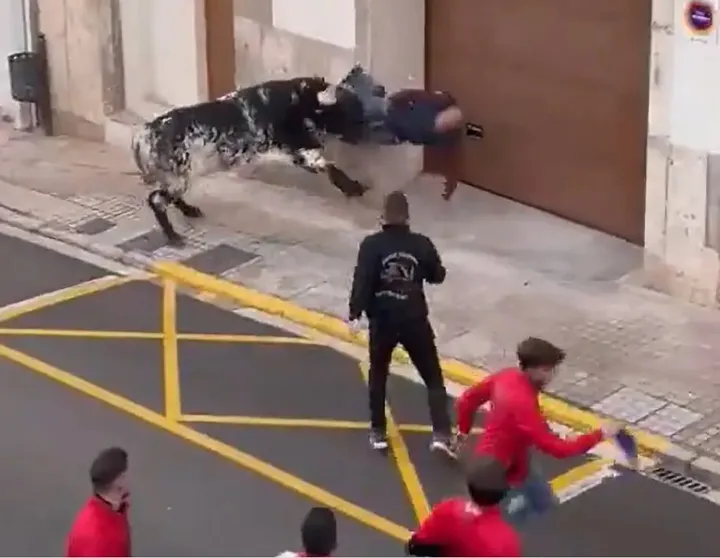 Ισπανία: Βίντεο καταγράφει τη στιγμή που ένας άνδρας δέχεται επίθεση από μαινόμενο ταύρο (βίντεο)