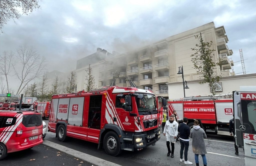 Τουρκία: Στις φλόγες πολυτελές ξενοδοχείο στον Βόσπορο (βίντεο)