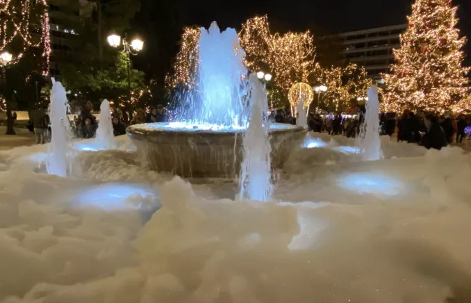 Σύνταγμα: Γέμισε αφρούς το σιντριβάνι