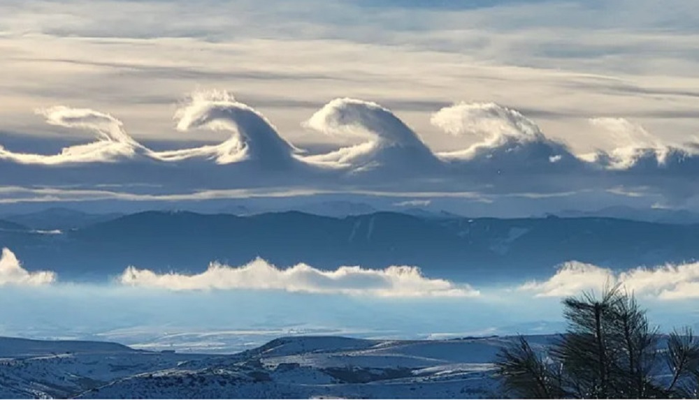 Σύννεφα σαν κύματα: Σπάνιο και εντυπωσιακό φαινόμενο Kelvin-Helmholtz στον ουρανό (φωτό)