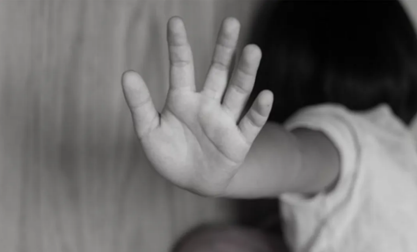 Βόλος: Σε σπίτι με μούχλα και περιττώματα ζώων διέμενε η 13χρονη που κατήγγειλε τον πατέρα της