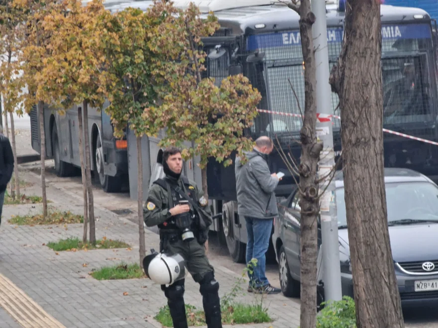 Θεσσαλονίκη: Στα δικαστήρια υπό δρακόντεια μέτρα ο αστυνομικός που πυροβόλησε τον 16χρονο Ρομά