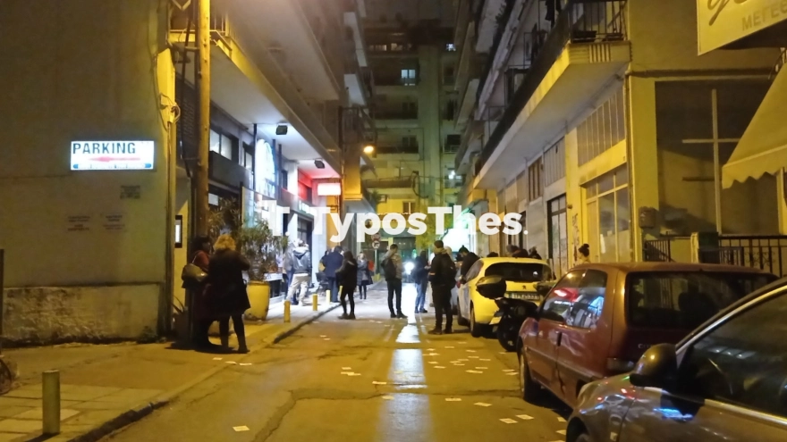 Διαμαρτυρία με πανό και συνθήματα έξω από το θέατρο που παίζει ο Γιώργος Κιμούλης (βίντεο-φωτο)