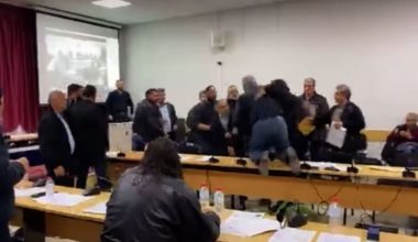 Κρήτη: «Χαμός» στο Δημοτικό Συμβούλιο Γόρτυνας – Πιάστηκαν στα χέρια την ώρα της συνεδρίασης (βίντεο)