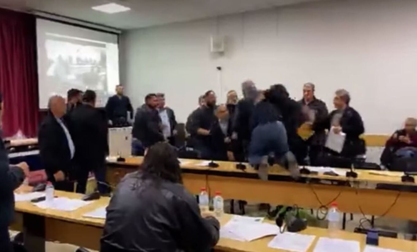 Κρήτη: «Χαμός» στο Δημοτικό Συμβούλιο Γόρτυνας – Πιάστηκαν στα χέρια την ώρα της συνεδρίασης (βίντεο)