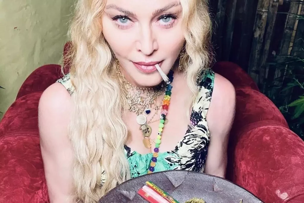 Η Μαντόνα έγινε κουκουλοφόρος με δαντέλα και ξάπλωσε στο κρεβάτι (φωτο)