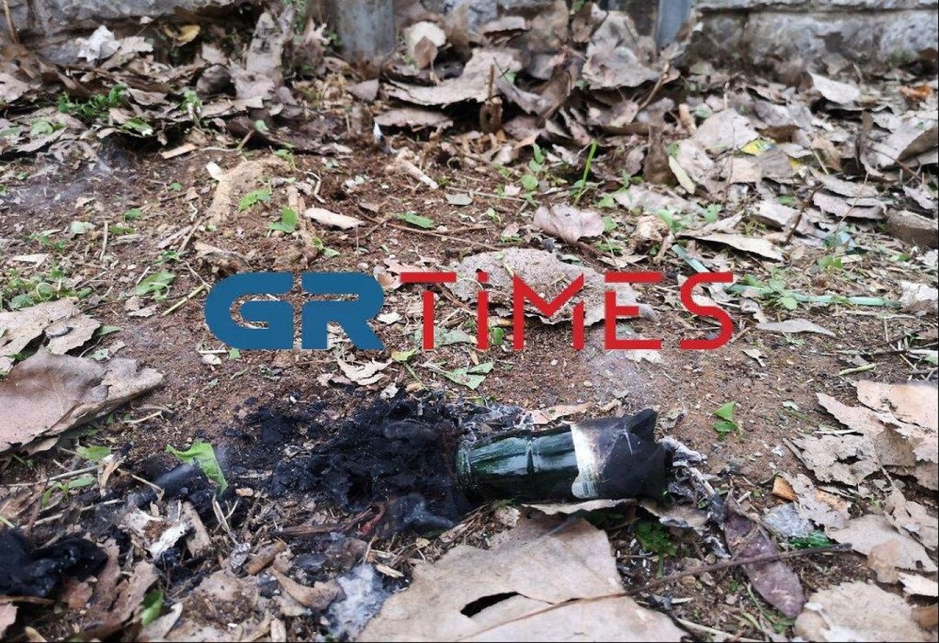 Επίθεση με εμπρηστικές βόμβες σε διμοιρία των ΜΑΤ στο ΑΠΘ (φωτό-βίντεο)