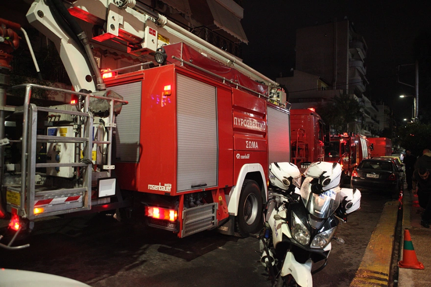 Υπό έλεγχο η πυρκαγιά στον Πειραιά: Απεγκλωβίστηκαν από την ταράτσα οι ένοικοι