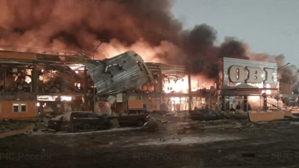 Ρωσία: Ένας νεκρός από μεγάλη φωτιά σε εμπορικό κέντρο 7.000 τ.μ.