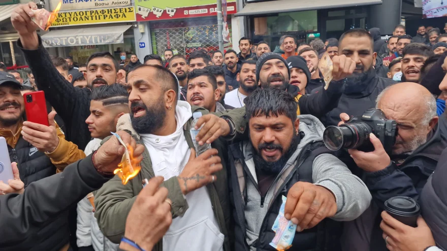 Οι Ρομά έχουν συγκεντρωθεί έξω από το Δικαστικό Μέγαρο Θεσσαλονίκης και καίνε 20ευρα