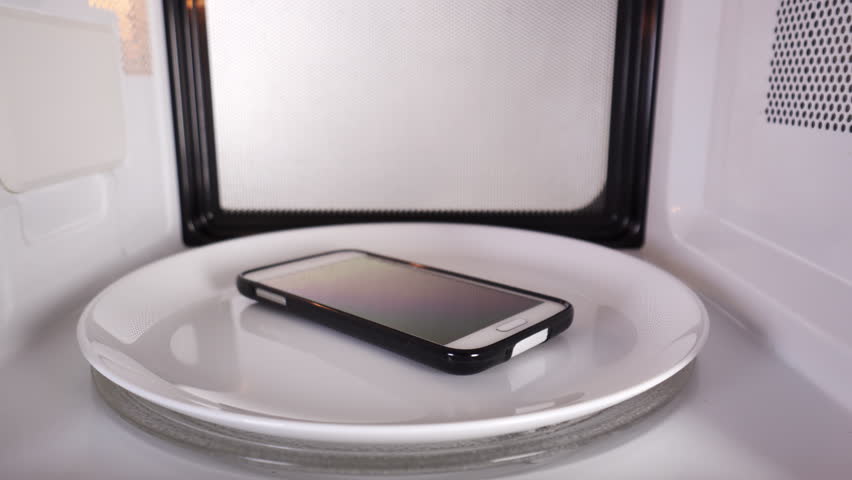 Να τι θα συμβεί αν βάλεις το κινητό σου στον φούρνο μικροκυμάτων και το καλέσεις (βίντεο)