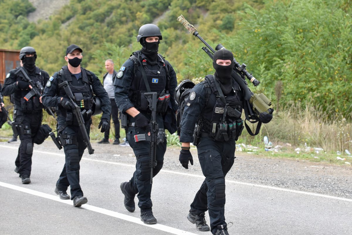 Αλβανικές αστυνομικές ειδικές δυνάμεις εισέβαλαν στην Μιτρόβιτσα – Βελιγράδι: «Φύγετε αλλιώς θα στείλουμε Στρατό»