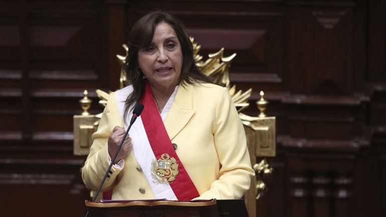 Περού: Η νέα πρόεδρος δηλώνει πρόθυμη να συζητήσει για πρόωρες εκλογές μετά την καθαίρεση του Καστίγιο
