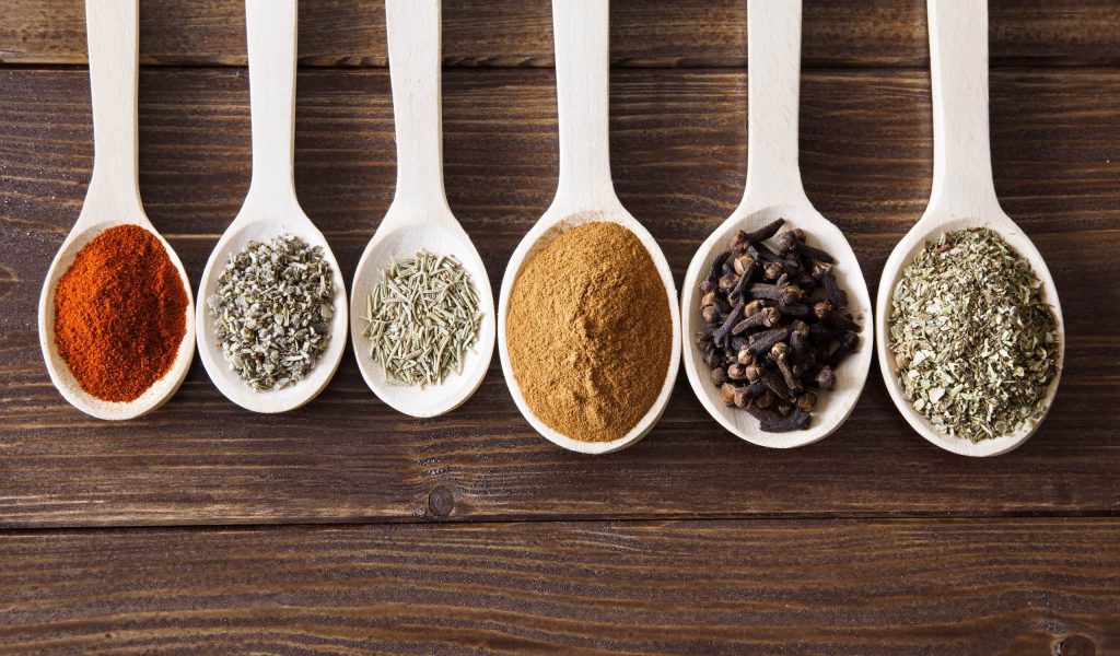 Δείτε γιατί τα μπαχαρικά, τα βότανα και οι ξηροί καρποί ωφελούν την υγεία του εντέρου