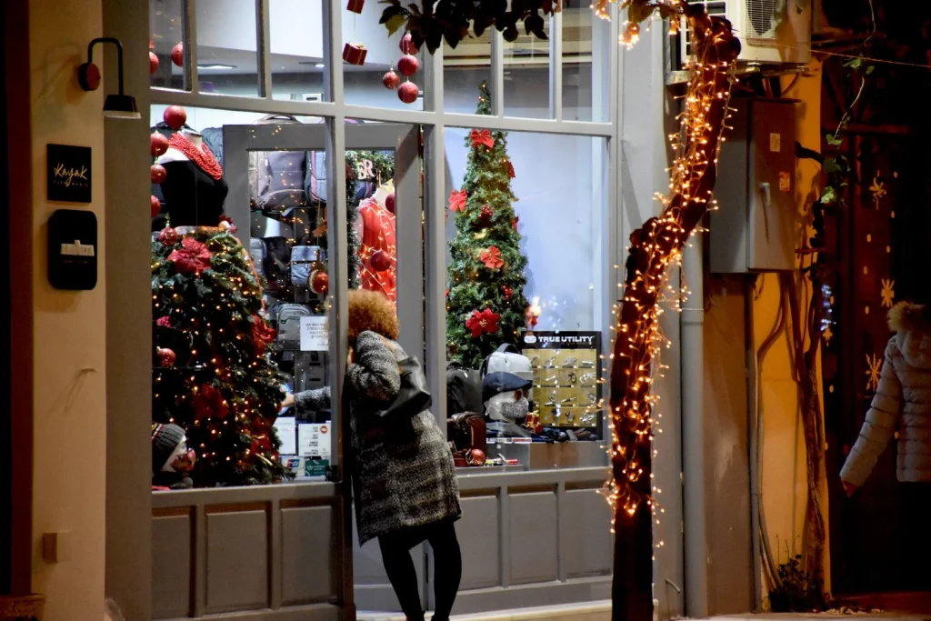 Εορταστικό ωράριο: Ανοιχτά τα καταστήματα αύριο – Ποιες ώρες θα λειτουργούν