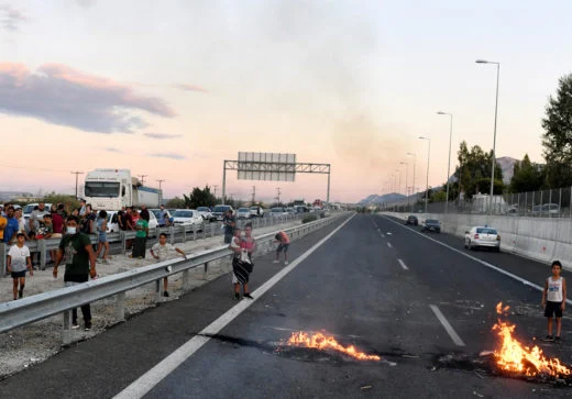 Κόρινθος: Συνελήφθησαν τρεις Ρομά για τις χθεσινές ταραχές στην Αθηνών – Πατρών