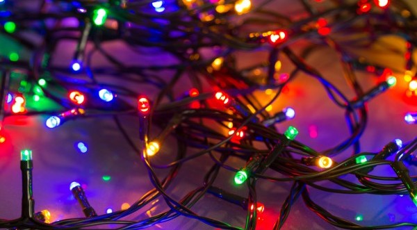 Τι συμβουλεύουν οι ηλεκτρολόγοι για τα χριστουγεννιάτικα φωτάκια στο σπίτι σου;