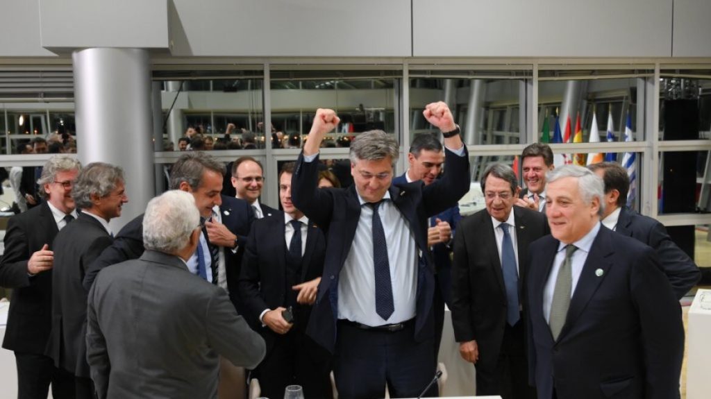 Οι ηγέτες του EUMED9 έβλεπαν Μουντιάλ από το κινητό του Κροάτη πρωθυπουργού