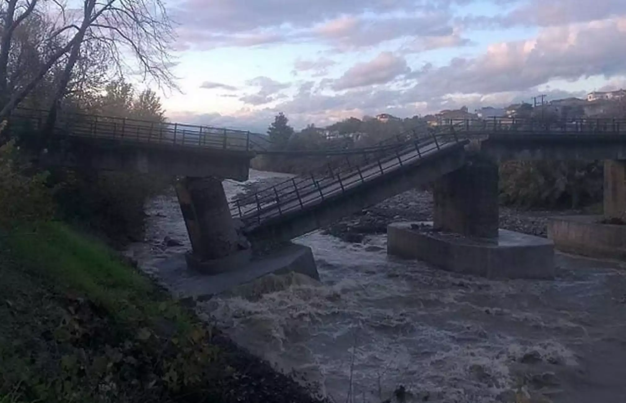 Κακοκαιρία Gaia – Kατολίσθηση στην Άρτα: Κατέρρευσε γέφυρα στο Κομπότι (φωτό-βίντεο)