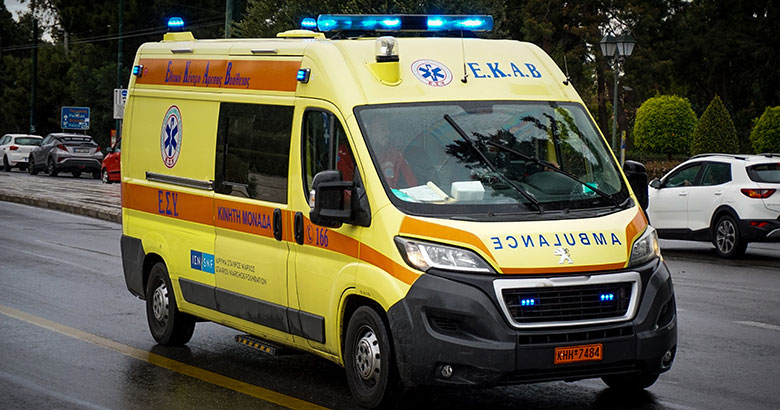 Άνδρας επιτέθηκε σε ασθενοφόρο του ΕΚΑΒ – Τραυματίστηκε διασώστης
