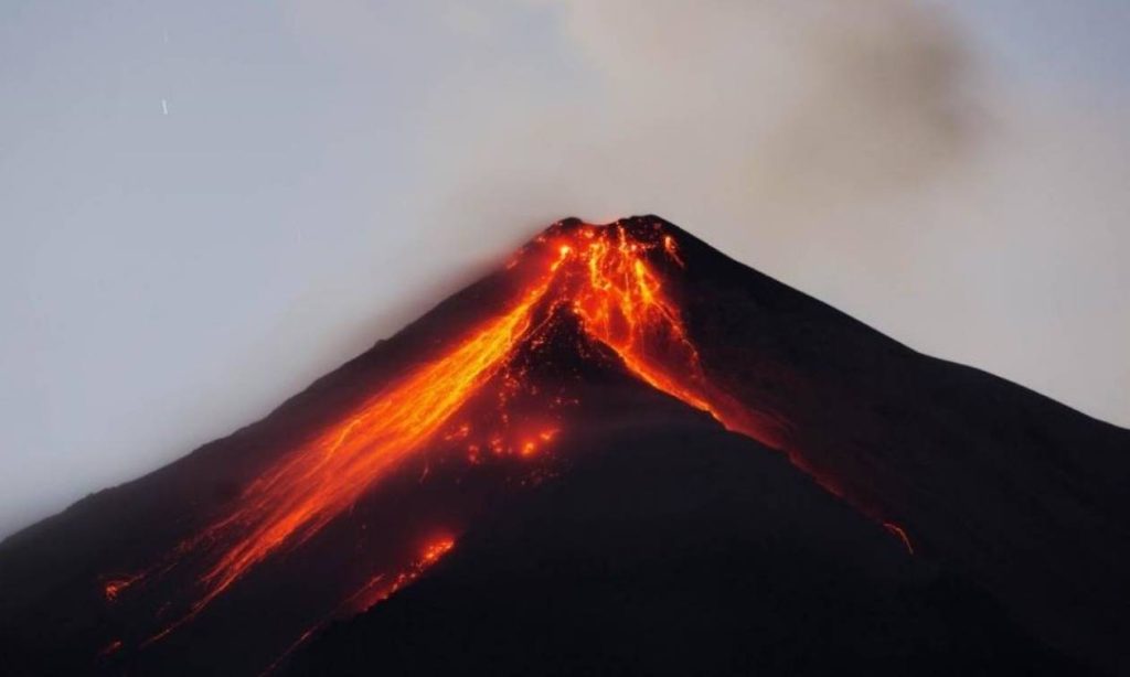 Γουατεμάλα: Έκρηξη του ηφαιστείου Φουέγο εκροή λάβας και εκτόξευση τέφρας (φώτο-βίντεο)