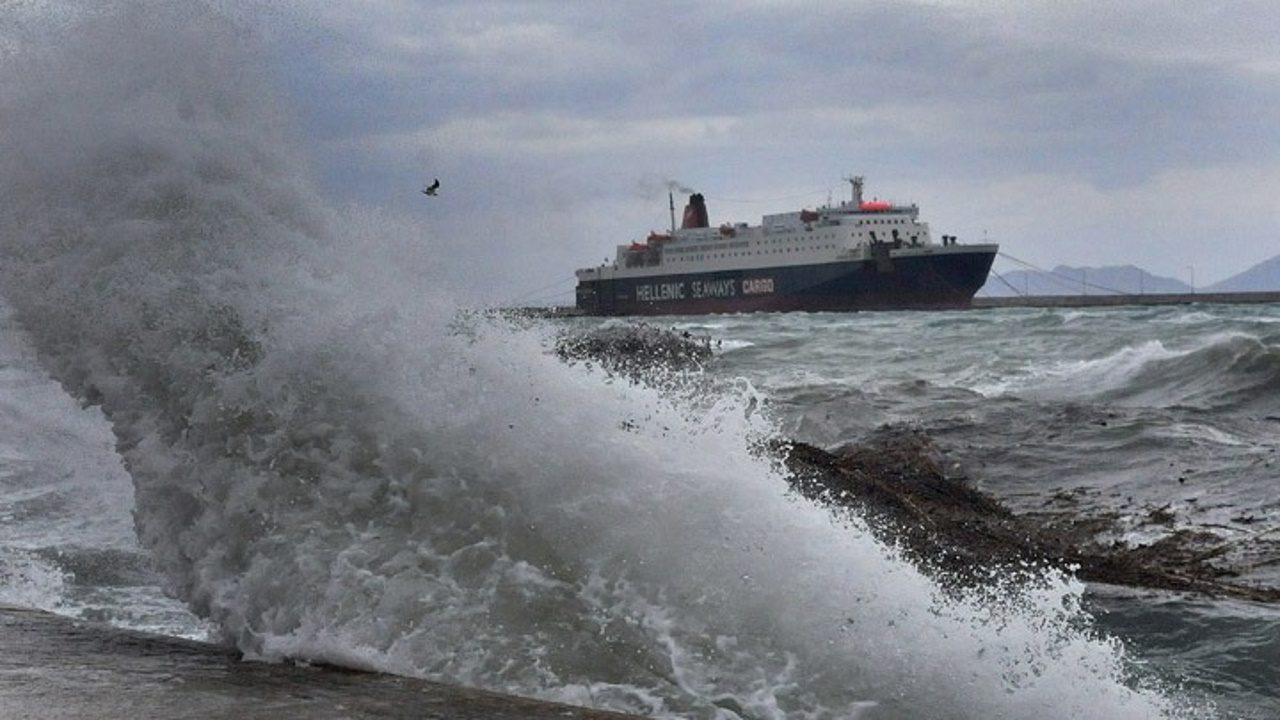 Κακοκαιρία Gaia: Κανονικά τα δρομολόγια των πλοίων από Πειραιά – Απαγόρευση απόπλου από Ραφήνα και Λαύριο