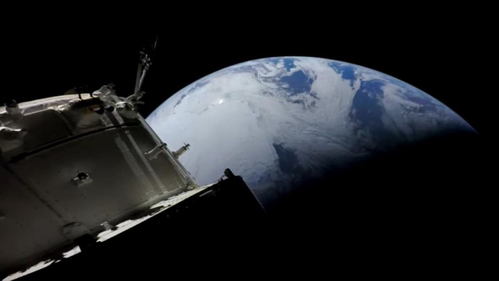 Το διαστημόπλοιο Orion της Nasa επέστρεψε στη Γη μετά το ταξίδι γύρω από τη Σελήνη