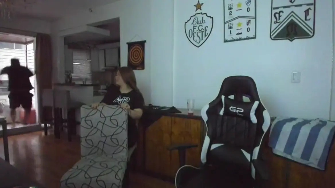 Μουντιάλ 2022: Η στιγμή που οπαδός της Αργεντινής σπάει τη τζαμαρία πανηγυρίζοντας την πρόκριση