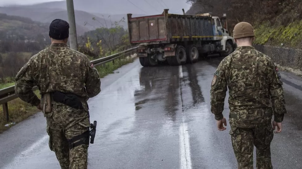 Πυροβολισμοί και εκρήξεις στην Μιτρόβιτσα: ΝΑΤΟϊκοί μετακινούνται κοντά στα σερβικά οδοφράγματα