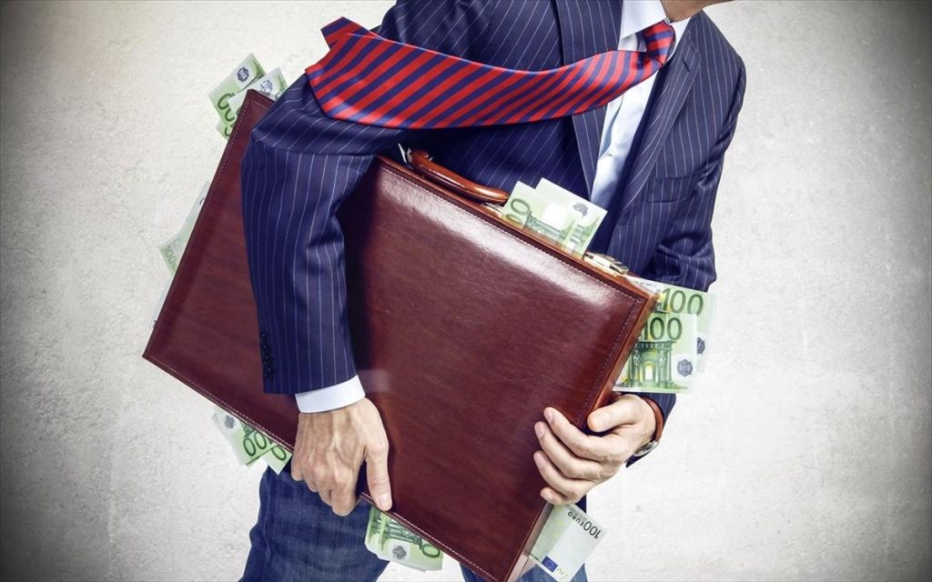 Ευρω-διαφθορά: «Βρήκαν τόσα πολλά λεφτά στα σπίτια και τα γραφεία τα οποία ερευνήθηκαν που μέχρι και τώρα τα μετράνε»!