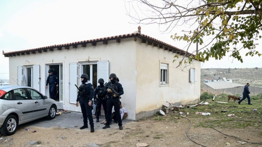 Νέα αστυνομική επιχείρηση και σε καταυλισμό Ρομά στο Αίγιο – 13 συλλήψεις και 11 προσαγωγές συνολικά