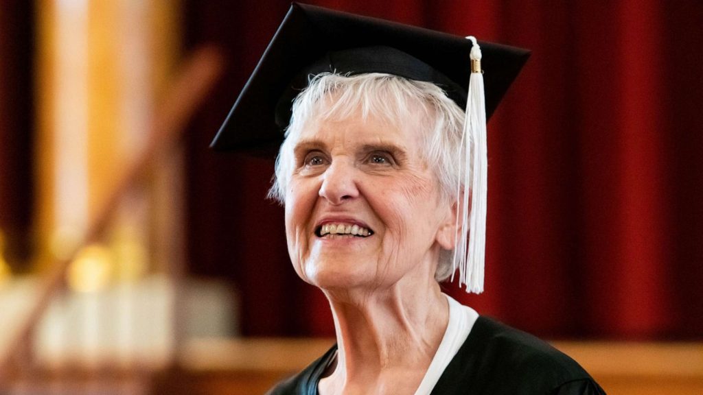 ΗΠΑ: Μπήκε στο πανεπιστήμιο πριν 71 χρόνια και πήρε πτυχίο στα 90 της
