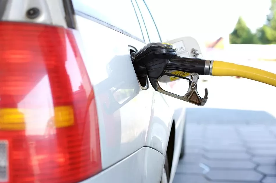 Τιμές καυσίμων: Πότε θα μειωθούν και πόσο – Πού θα φτάσουν βενζίνη και diesel