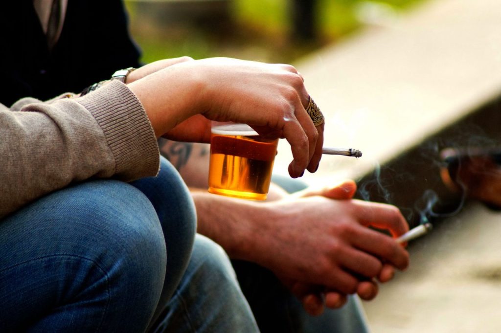 Αναγνωρίστηκαν χιλιάδες γονιδιακές παραλλαγές που δείχνουν να προδιαθέτουν το κάπνισμα και την υψηλή κατανάλωση αλκοόλ