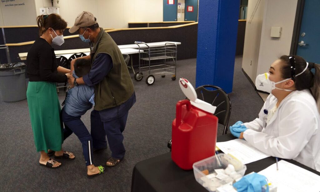 «Συναγερμός» στη Βρετανία για τον στρεπτόκοκκο: «Κρατήστε τα παιδιά μακριά από τους παππούδες»