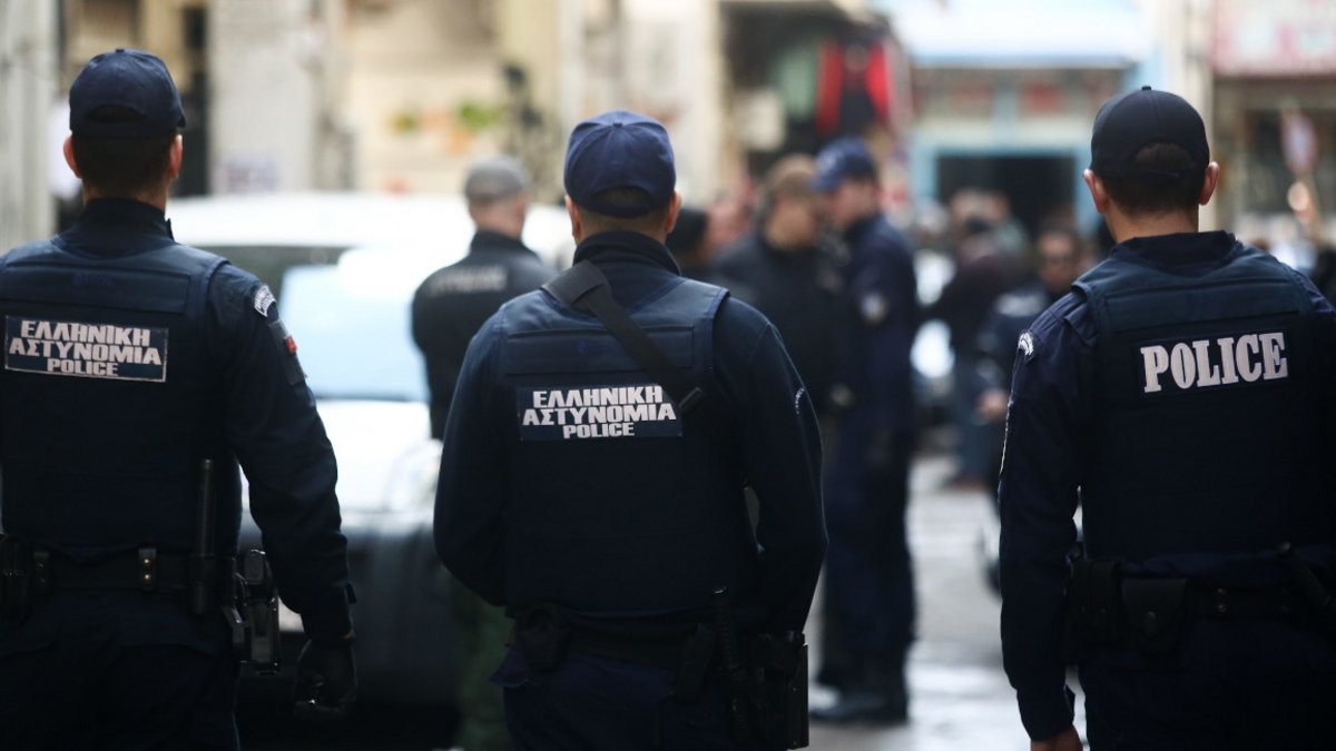 Ανακλήθηκαν οι άδειες των αστυνομικών μετά τον θάνατο του Ρομά – «Τρέμουν» νέες ταραχές