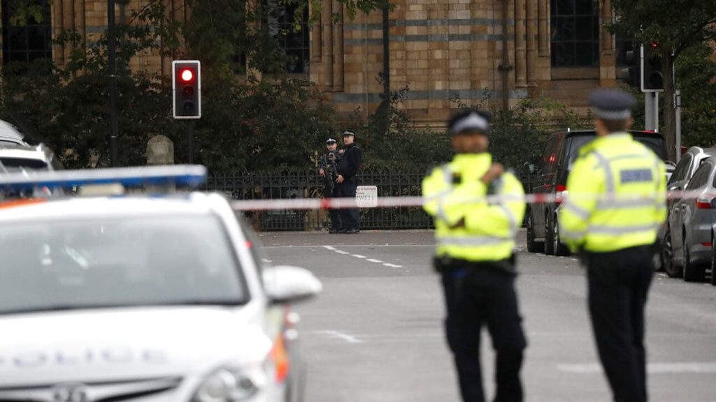Λονδίνο: Αστυνομικοί εισέβαλαν σε γκαλερί για να σώσουν άνθρωπο – Δεν πίστευαν σε αυτό που αντίκρισαν (φώτο)
