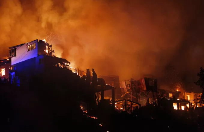 Χιλή: «Μάχη» με πυρκαγιές που απειλούν κατοικημένες περιοχές (βίντεο)