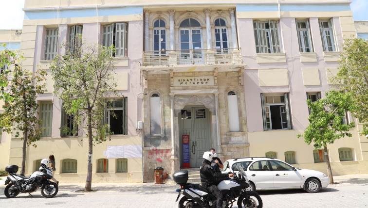 Στα Δικαστήρια Ηρακλείου τα δύο αδέρφια που κατηγορούνται για απόπειρα δολοφονίας του 20χρονου στο Αντισκάρι