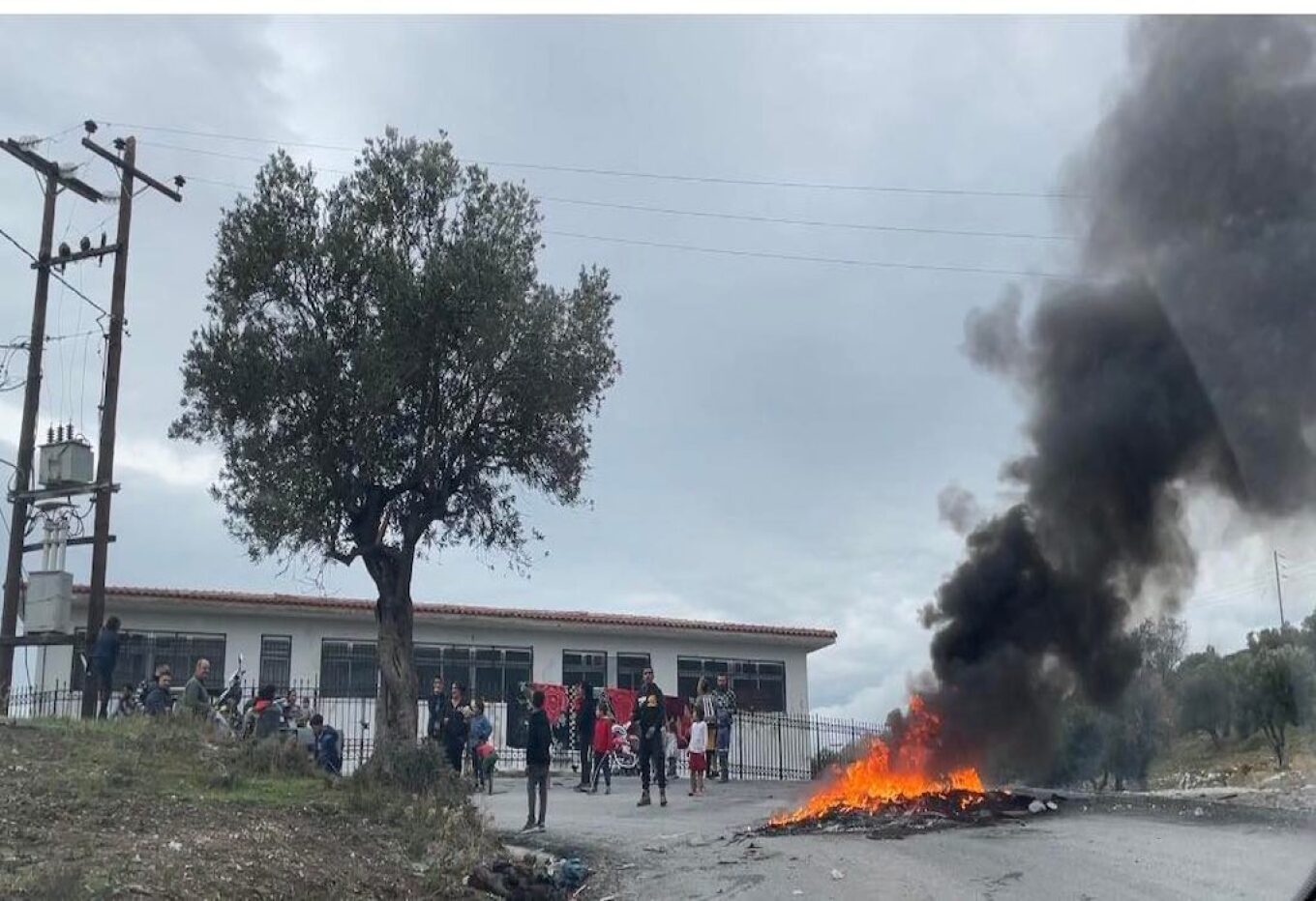 Νέες ταραχές από Ρομά: Φωτιές και πετροπόλεμος κοντά στον καταυλισμό της Παγανής στη Λέσβο